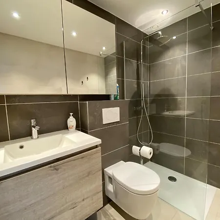 Bright & Airy Seaside Stay, Cleaning Included 아파트 *